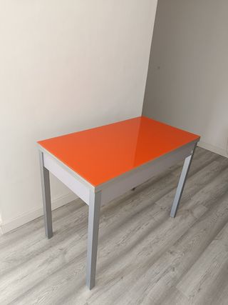 Mesa naranja y gris