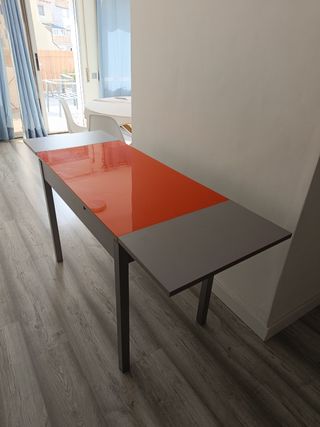 Mesa naranja y gris