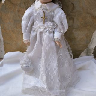 Muñeca de porcelana vestida de comunión