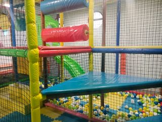 Parque de bolas con cama elástica
