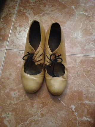Zapatos de bailarina beige con cordones
