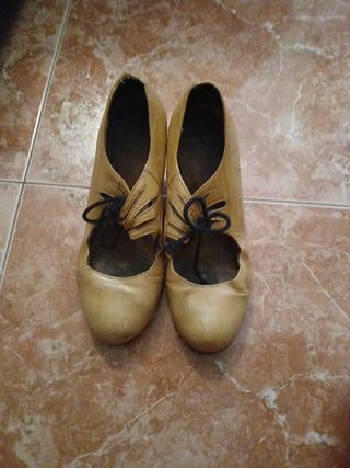 Zapatos de bailarina beige con cordones