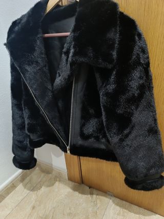 Cazadora negra efecto piel y pelo Talla S