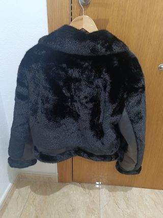 Cazadora negra efecto piel y pelo Talla S