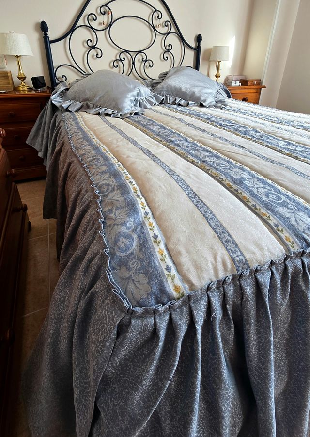 Colcha de cama estampada con volante