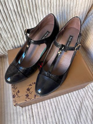 Zapato salón negro con tacón 