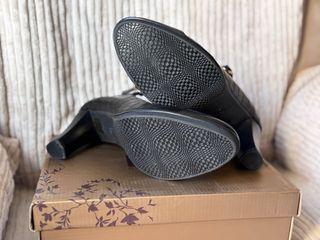 Zapato salón negro con tacón 