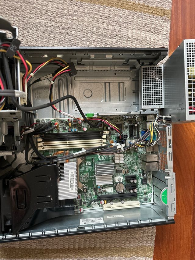 Torre HP Compaq sin RAM ni HDD