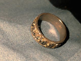Anillo Oro Blanco con Inscripción.caja de joyería.