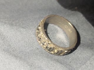 Anillo Oro Blanco con Inscripción.caja de joyería.