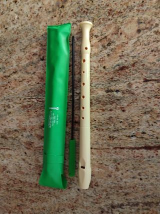 Flauta dulce con funda y accesorio