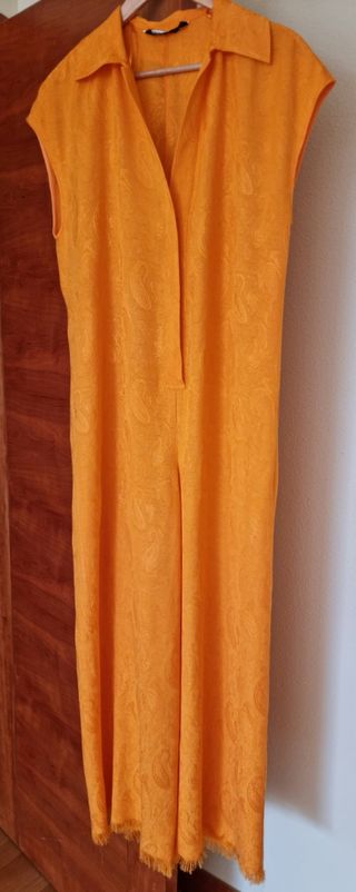 Mono naranja con botín negro