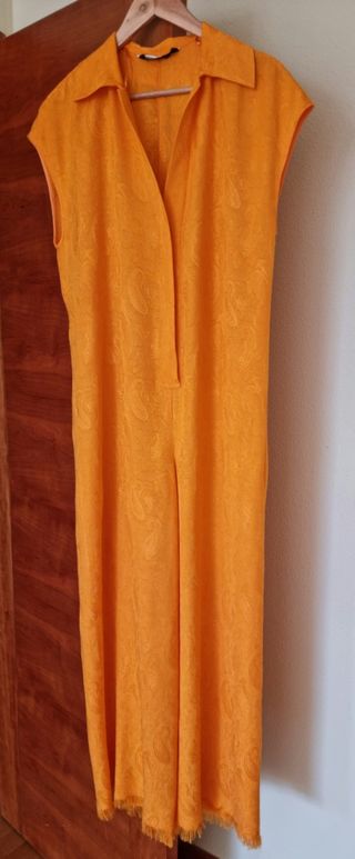 Mono naranja con botín negro