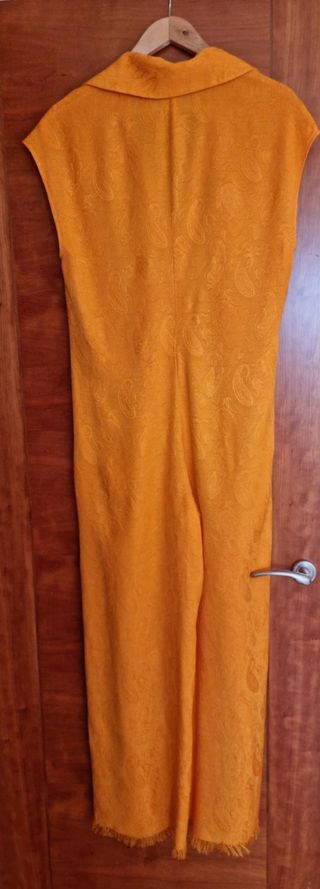 Mono naranja con botín negro