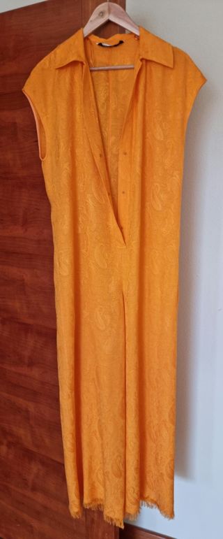 Mono naranja con botín negro