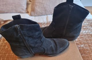 Mono naranja con botín negro