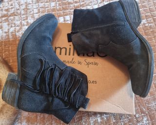 Mono naranja con botín negro