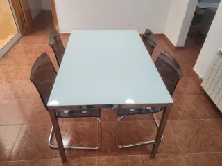 Mesa Comedor Cristal y Metal + 4 Sillas