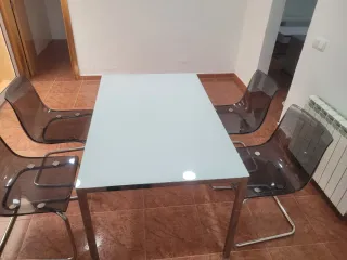 Mesa Comedor Cristal y Metal + 4 Sillas