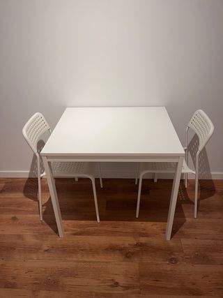 Mesa de cocina y 2 sillas blancas