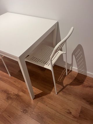 Mesa de cocina y 2 sillas blancas