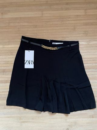 Falda Zara tablas negra con cinturón cadena
