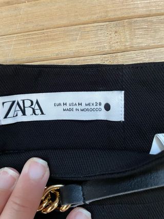 Falda Zara tablas negra con cinturón cadena