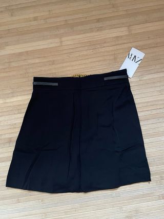 Falda Zara tablas negra con cinturón cadena
