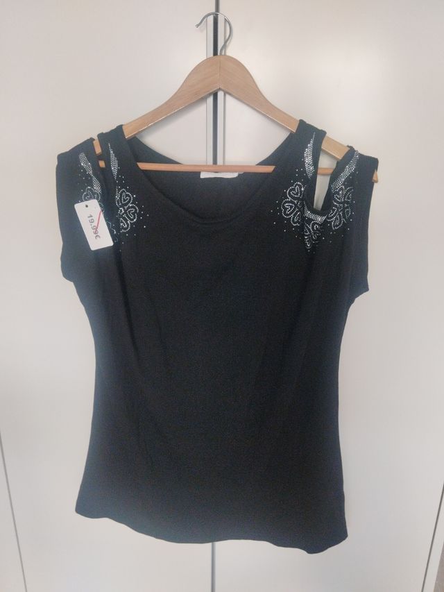 Jersey negro detalles plata
Hombrós descubiertos