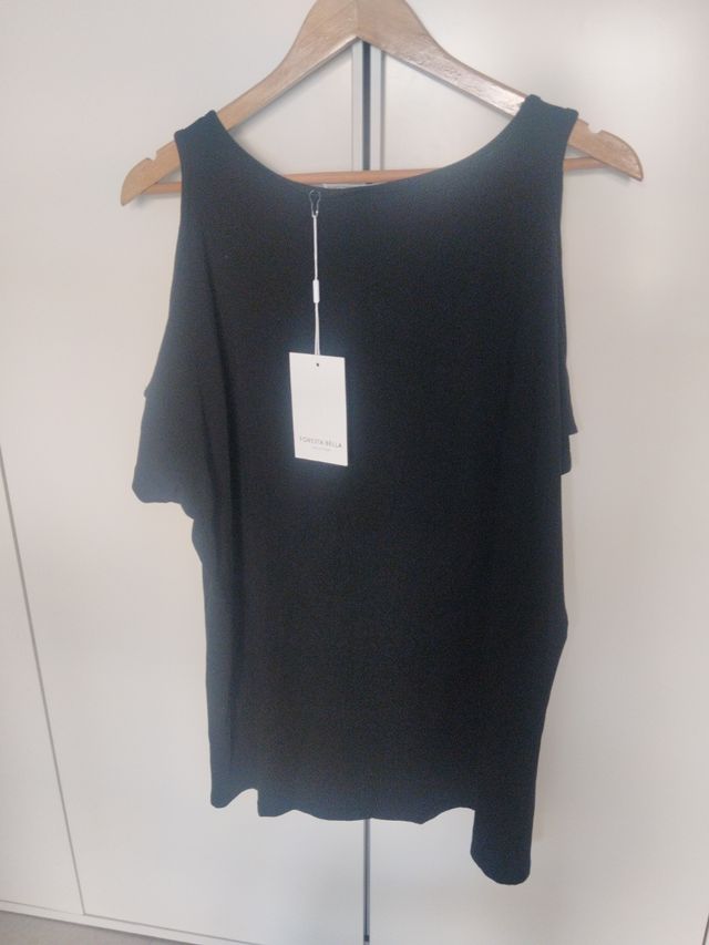 Jersey negro detalles plata
Hombrós descubiertos