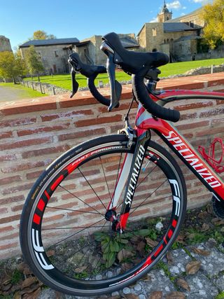 Bicicleta de carretera Specialized Roja