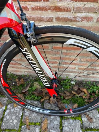 Bicicleta de carretera Specialized Roja