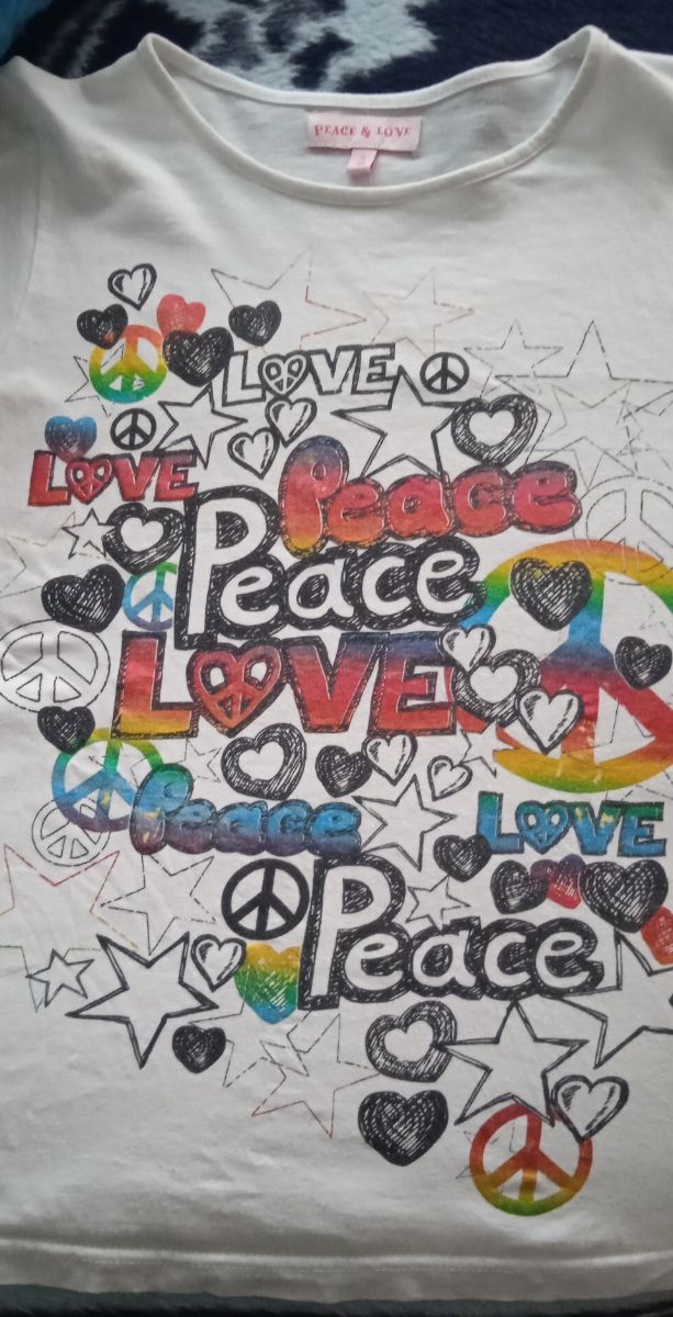 Camiseta "Peace & Love' multicolor y blanca