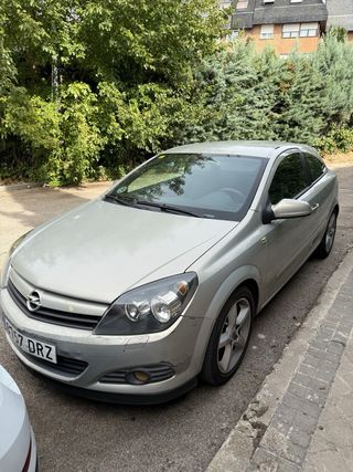 Opel Astra GTC 2005 · 196.000 km · 100 CV 