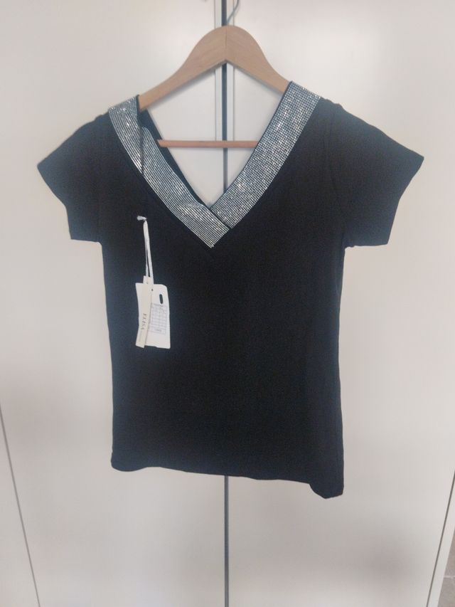 Camiseta escote pico plateado