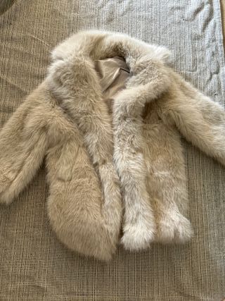 Abrigo piel sintética beige/gris