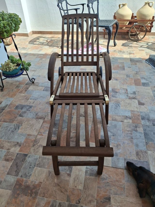 Tumbona de madera antigua