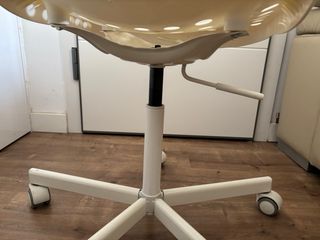 Silla giratoria blanca Ikea, regulable en altura.