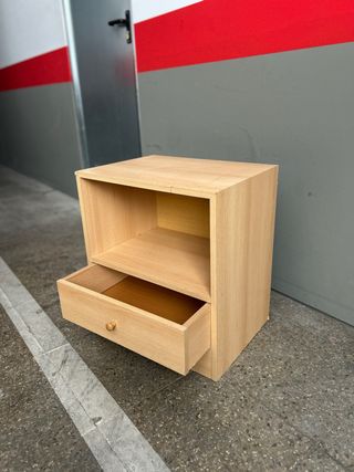 Mesita de noche de madera con cajón