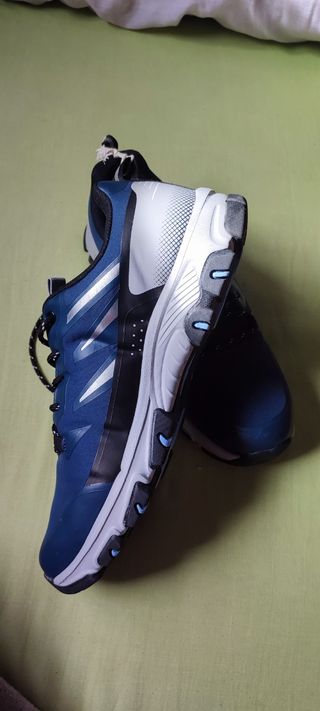 Zapatillas deportivas azules y plateadas