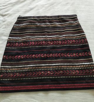 Falda corta bordada mujer