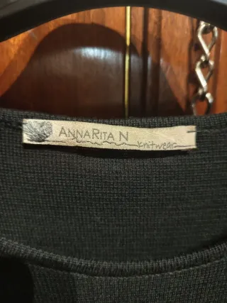 Vestido de punto negro con flecos