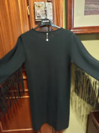 Vestido de punto negro con flecos