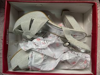 Zapatos de tacón plateados brillantes talla 39