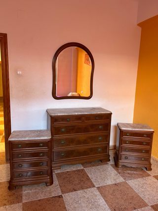 Cómoda, mesitas y espejo de madera maciza 