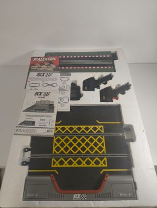 Scalextric Ferrari Renault 2008 con Pit Box