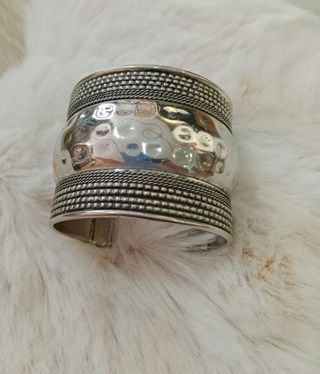 Pulsera ancha plateada martillada