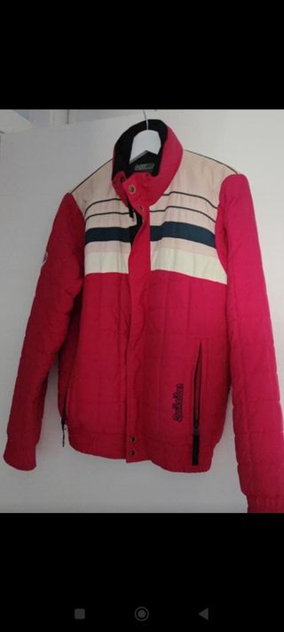 Chaqueta de nieve roja y beige