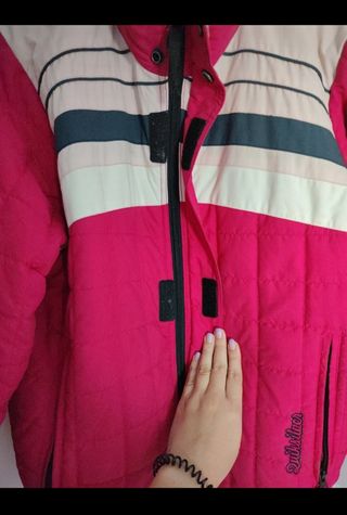 Chaqueta de nieve roja y beige