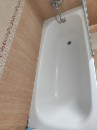 Bañera, bidé y lavabo blanco